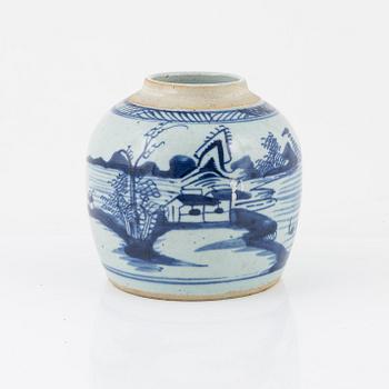 A blue and white jar, late Qing dynasty, 19th century.