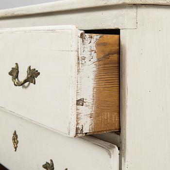 A mid 18th Century chest of drawers.