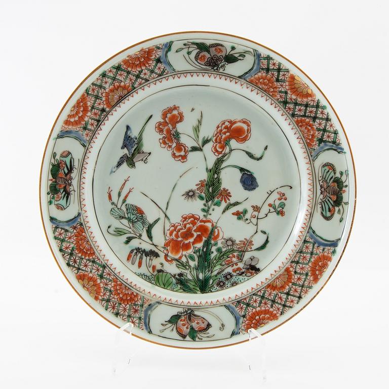 Plate and miniature vase China Kangxi (1662-1722) porcelain.