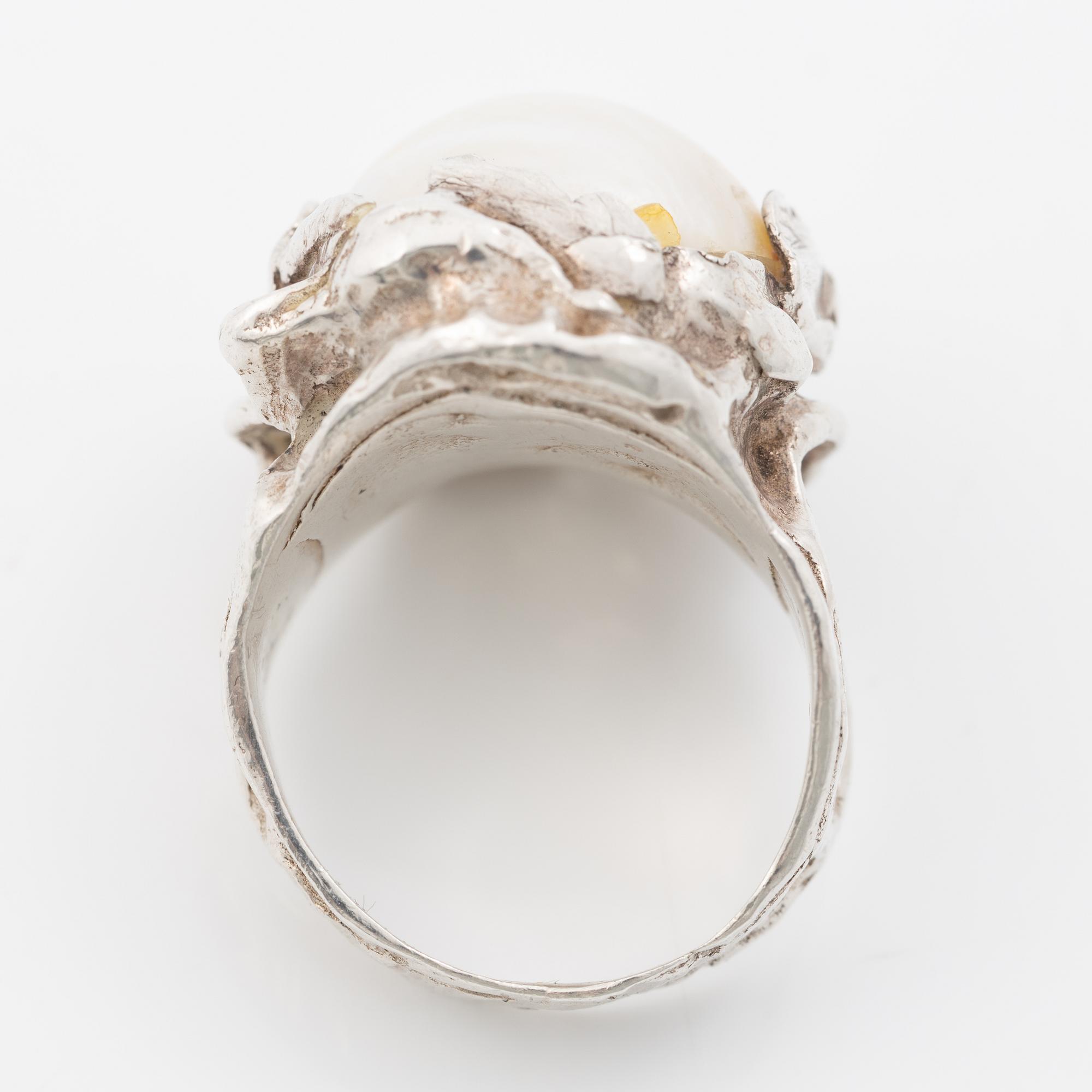Ring, silver with mabé pearl.