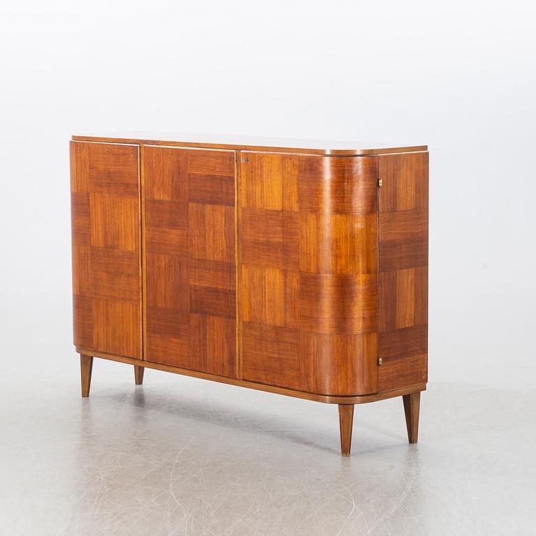 SKÅP. "Eugen" Svenska möbelfabrikerna Bodafors 1900-talets mitt.