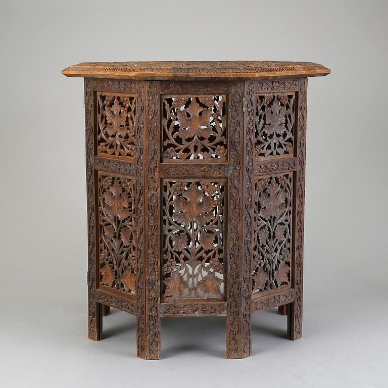BORD, orientaliskt, 1900-talets första hälft.
