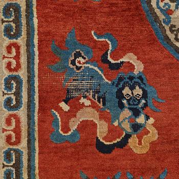 A CARPET, a semi-antique China, ca 278 x 157 cm (plus 1 cm flat weave at each end).