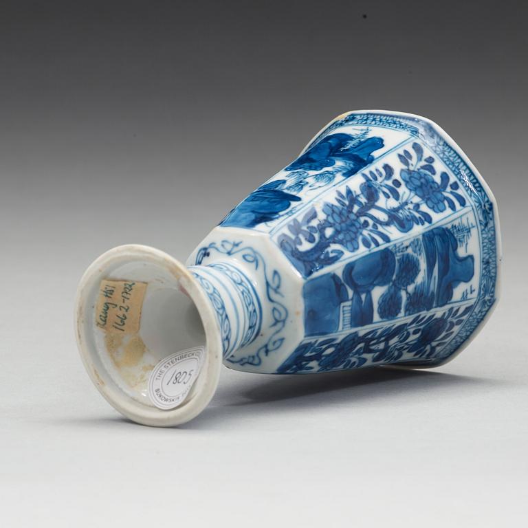 A blue and white goblet, Qing dynasty, Kangxi (1662-1722).