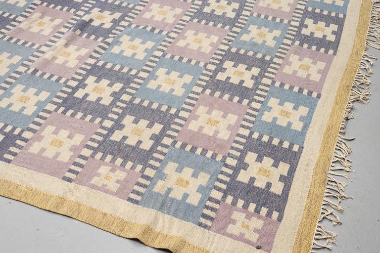 Sigvard Bernadotte, a carpet, "Vitsippa", flat weave, 846 x 395,5 cm, signed SB.