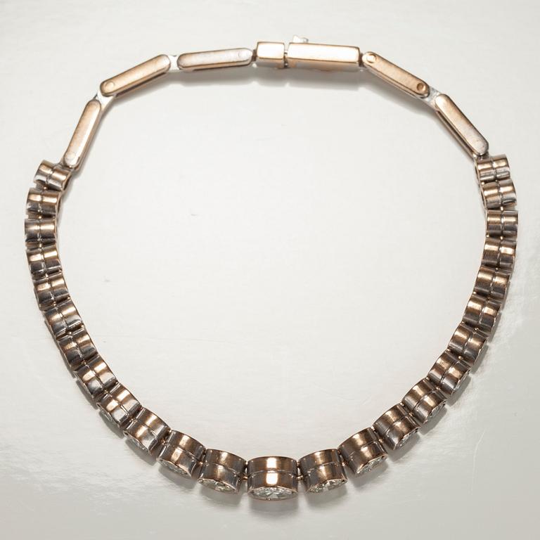 ARMBAND, 18K guld, 25 st diamanter tot. ca 4 ct. Vikt 21,2 g.