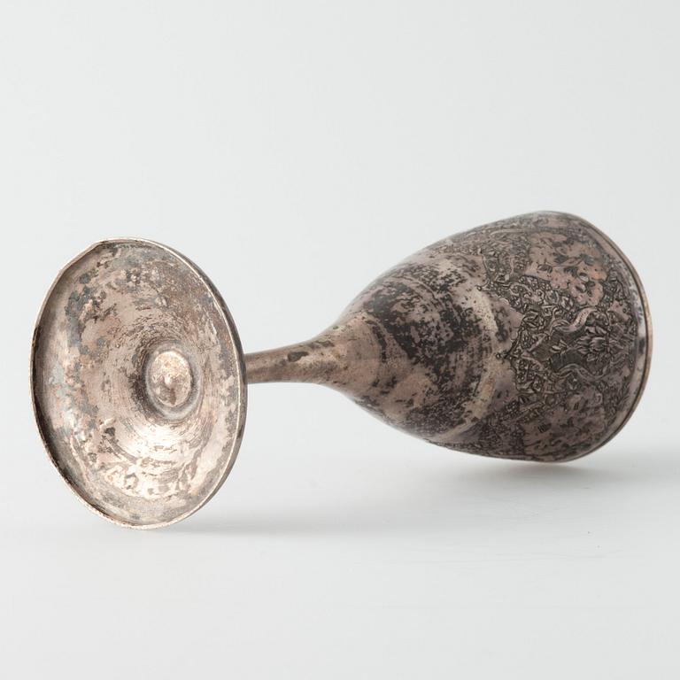 COCKTAILSHAKER OCH 6 ST BÄGARE PÅ FOT, silver, Persien, 1900-talets andra hälft. Vikt 956 g.
