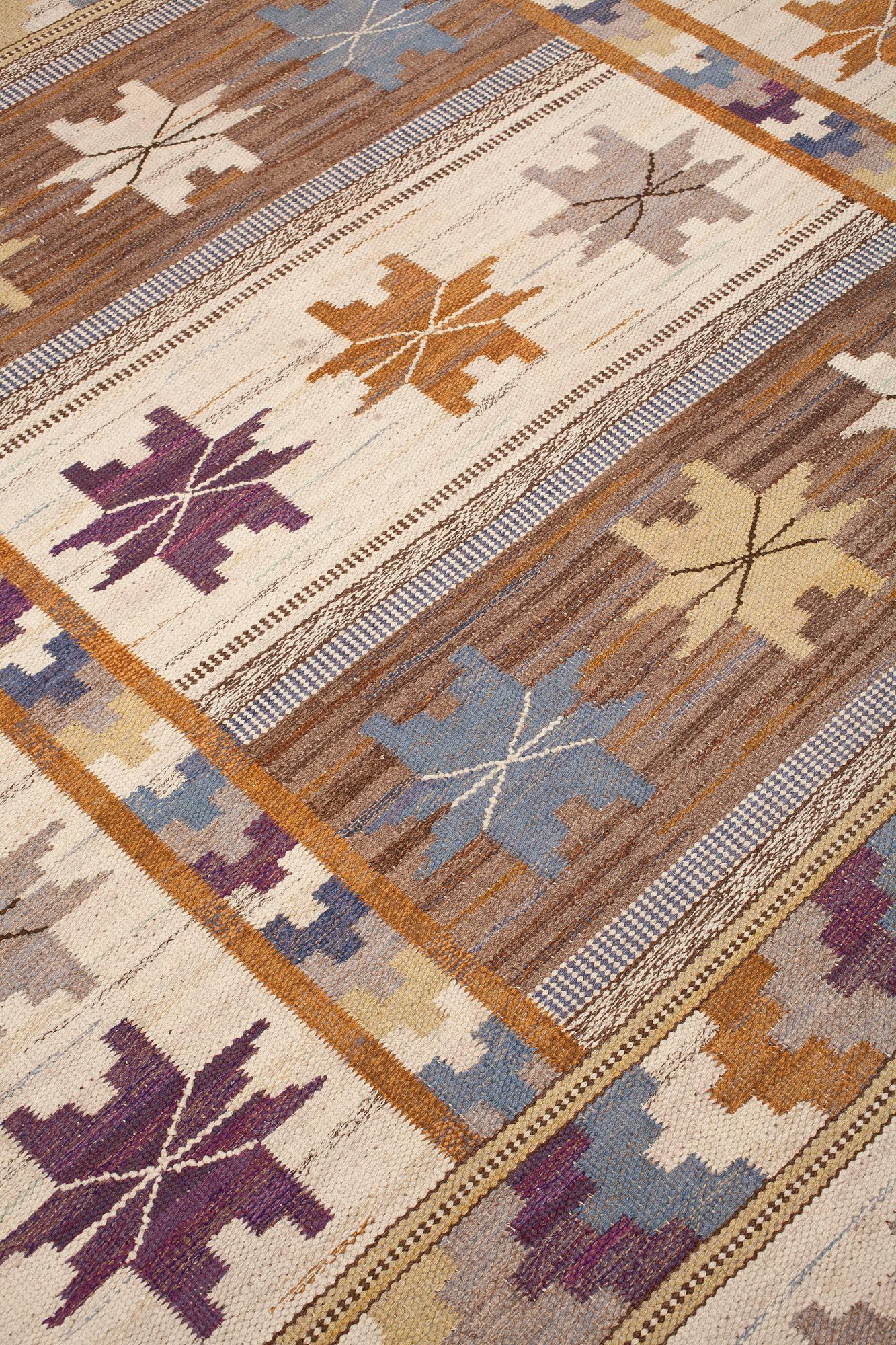 CARPET. "Höstmattan". Flat weave. 242 x 183 cm. Signed AB MMF.