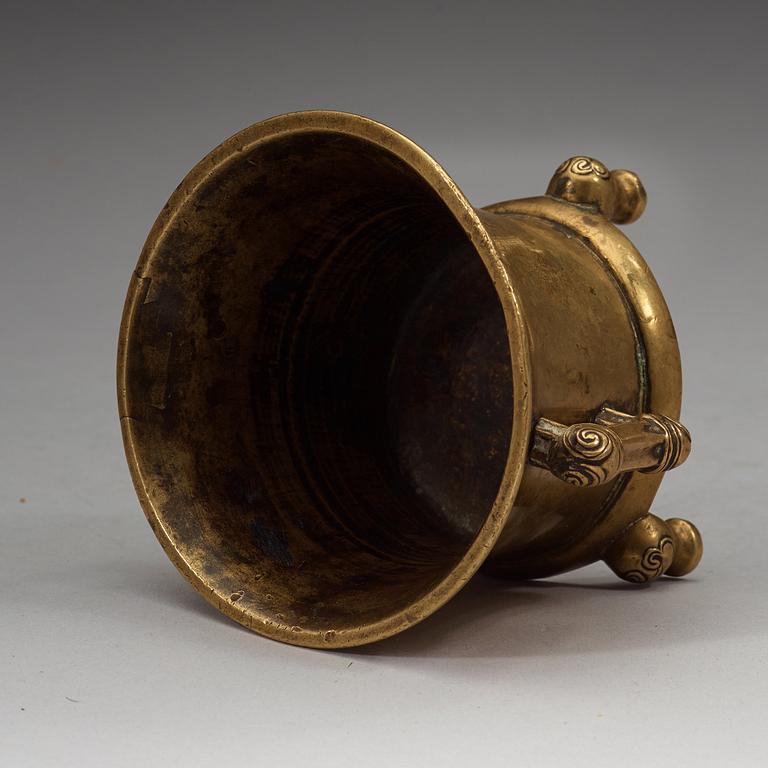 RÖKELSEKAR, kopparlegering. Qingdynastin, troligen 1700-tal med Xuandes sex karaktärers märke.