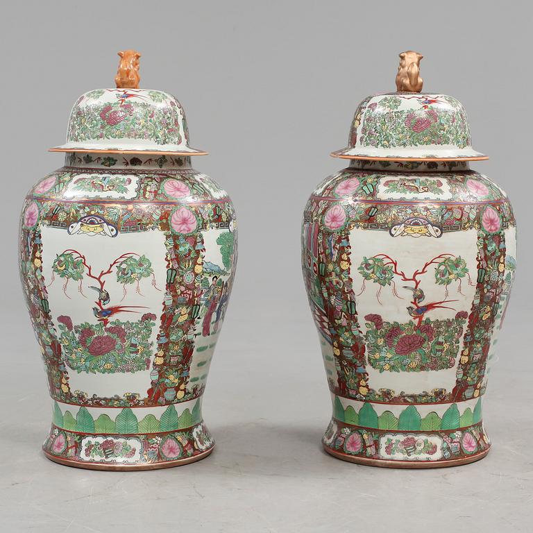 LOCKURNOR, 2 st, porslin, Kina, Kanton, 1900-talets andra hälft.