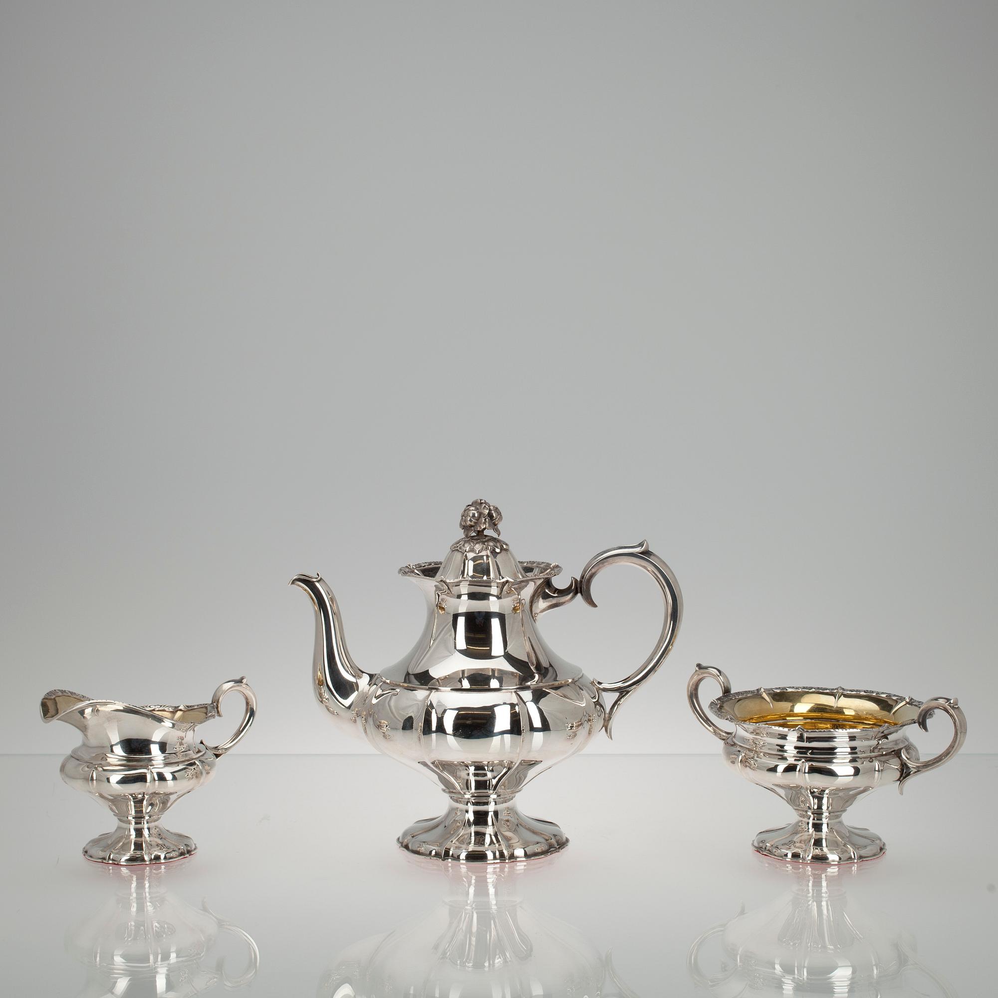 KAFFESERVIS, 3 delar, silver, rokoko stil, Suomen kultasepät, Åbo 1935-1936. Tot. vikt ca 1349 g.