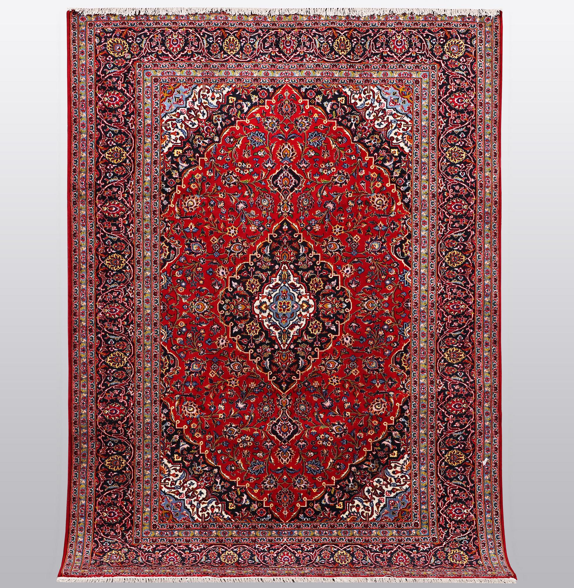 A carpet, Kashan, ca 298 x 202 cm.