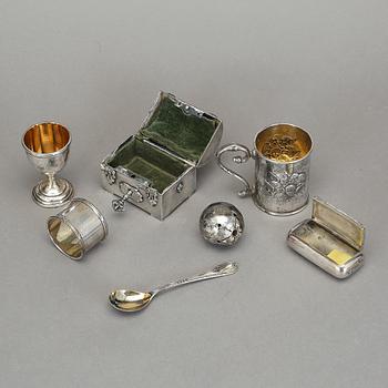 PARTI SILVERFÖREMÅL, 7 delar, samt NYSILVER, 1 del, olika nationaliteter, 1800-/1900-tal. Total silvervikt ca 189 gram.