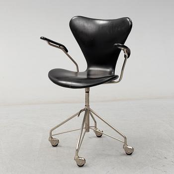 ARNE JACOBSEN, A 'Sjuan' writing chair for Fritz Hansen, Denmark.