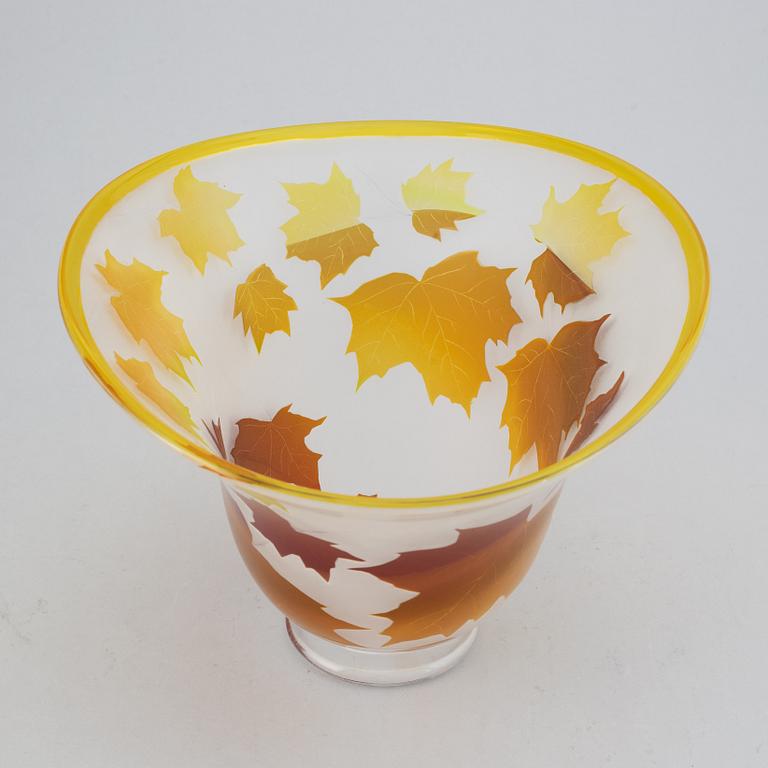 Swedish glass artist, a cameo glass bowl, unidentified signature, Sweden 1988, "unique" H/L.