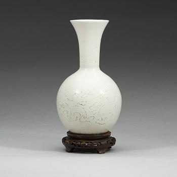 A white glazed vase, Qing dynasty (1644-1912).