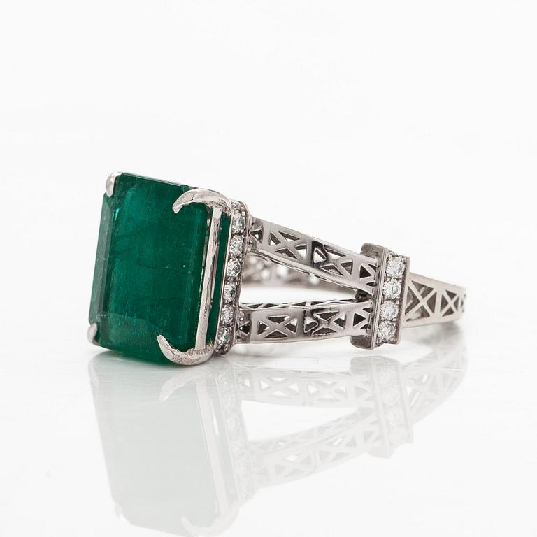 Ring, 14K vitguld, med smaragdslipad smaragd samt diamaner. IGI sertifikat medföljer.