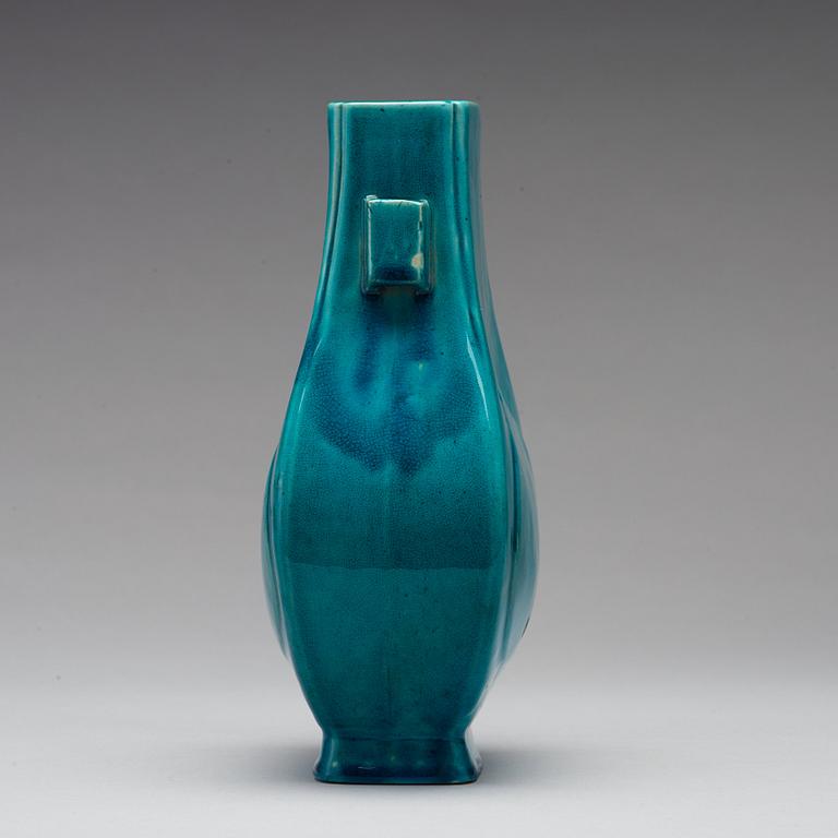 A turquoise glazed vase, Qing dynasty, Kangxi (1662-1722).