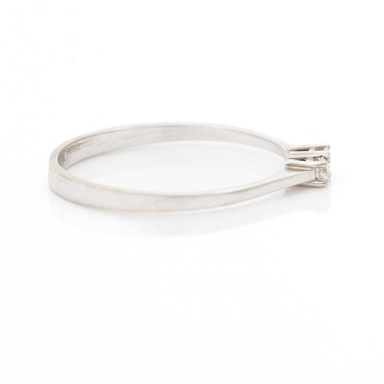 18K white gold ring with two brilliant-cut diamonds.