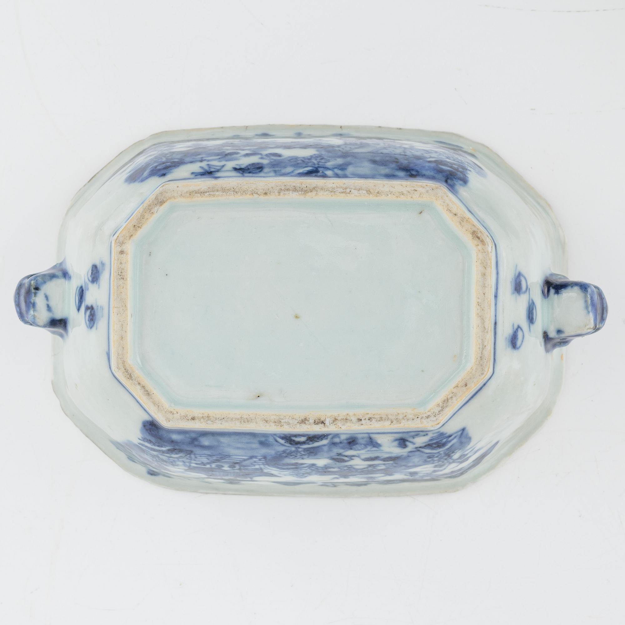 A Chinese blue and white porcelain butter terrine with lid and dish, Qing Dynasty, Qianlong (1736-1795).