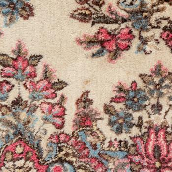 Carpet, Kirman, old, circa 270 x 183 cm.