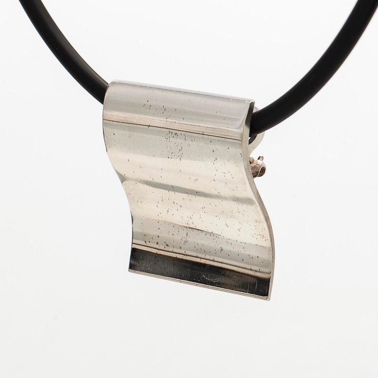 Nanna Ditzel, hängsmycke/brosch, "Surf", sterling silver, Georg Jensen, Danmark.