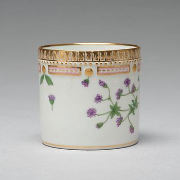 KAFFEKOPPAR med FAT, åtta stycken, porslin. "Flora Danica", Royal Copenhagen, Danmark.