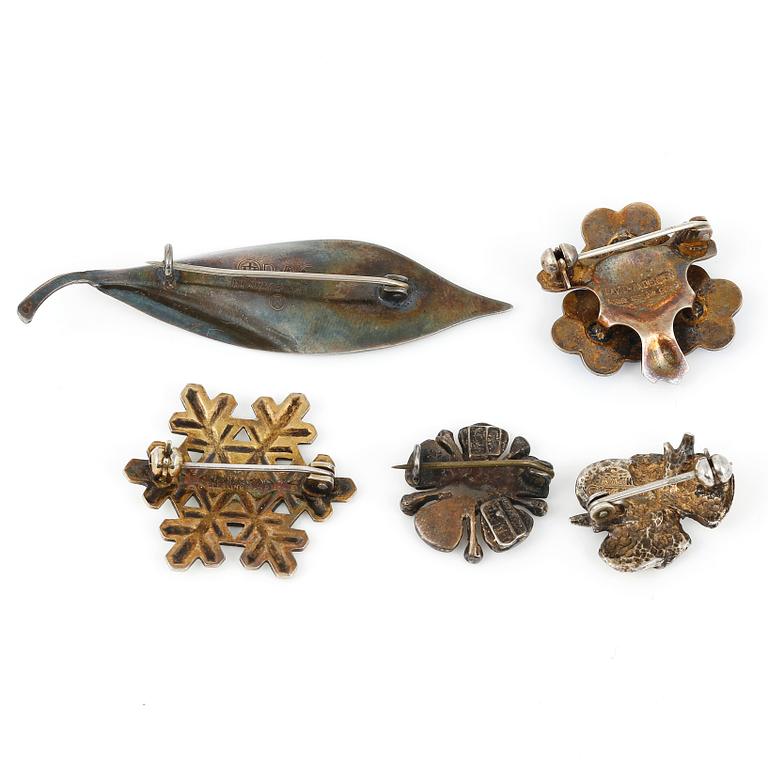 BROSCHER, 5 st, sterlingsilver samt emalj, David Andersen, Norge. Total vikt ca 25 g.