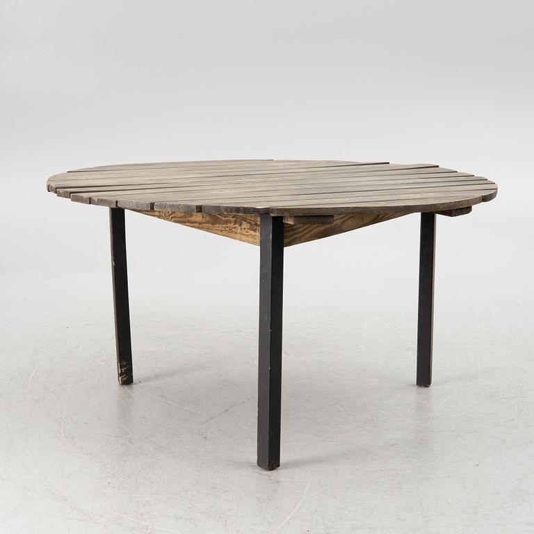 Carl Malmsten, a six-piece suite of garden furniture, 'Bergshamra', Igelstaverken, second half of the 20th Century.