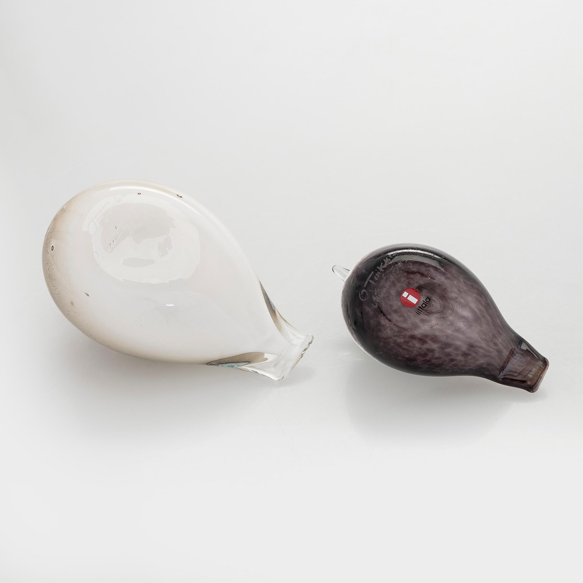 Oiva Toikka, lasilintuja, 2 kpl, "Untuviklo" ja "Pikku Uivelo", signeerattu O. Toikka Nuutajärvi/Iittala.