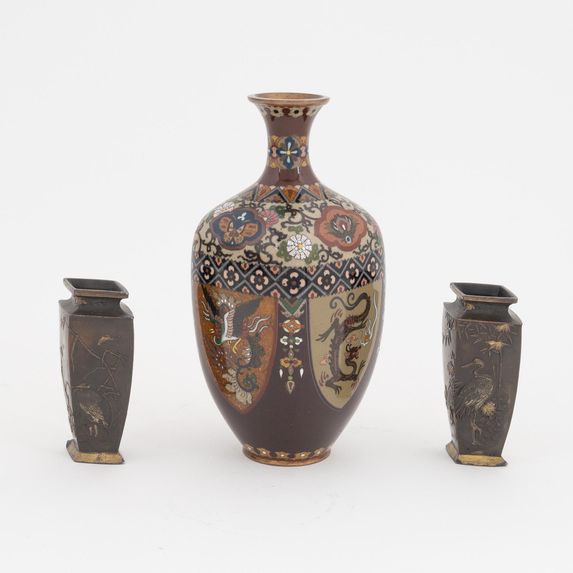 Vaser, ett par, brons, samt vas, cloisonné. Japan, Meiji (1868-1912).