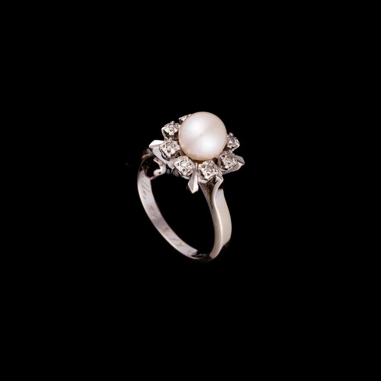 RING, 18K vitguld, pärla, diamanter. vikt ca 4,7 g.