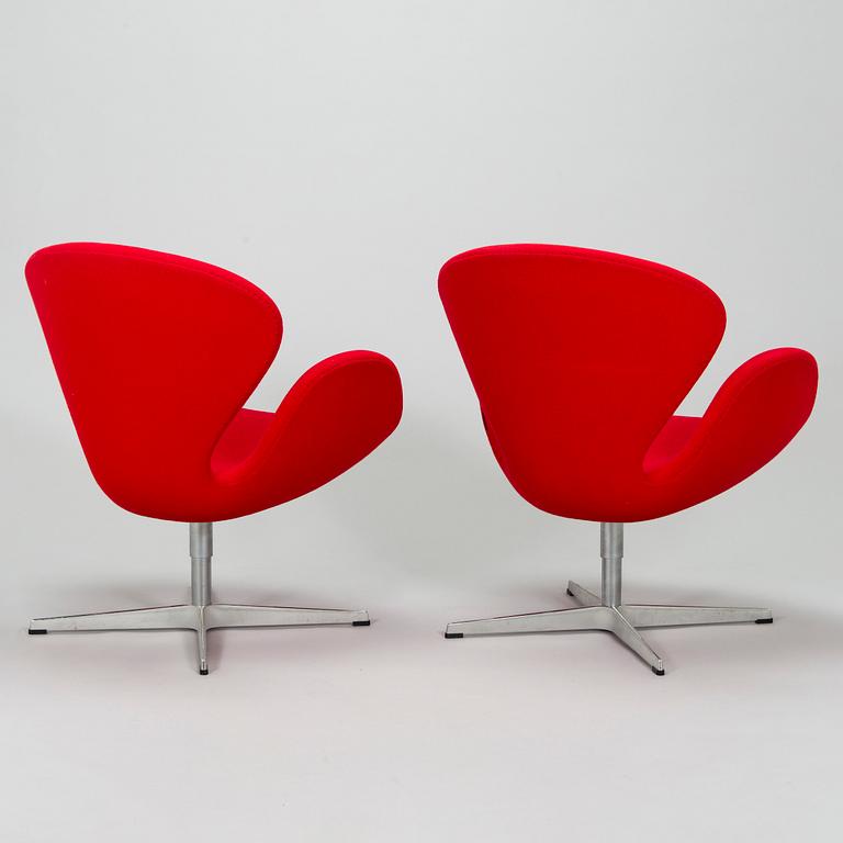 Arne Jacobsen, a pair of "Svanen" (Swan) armchairs for Fritz Hansen, Denmark,.