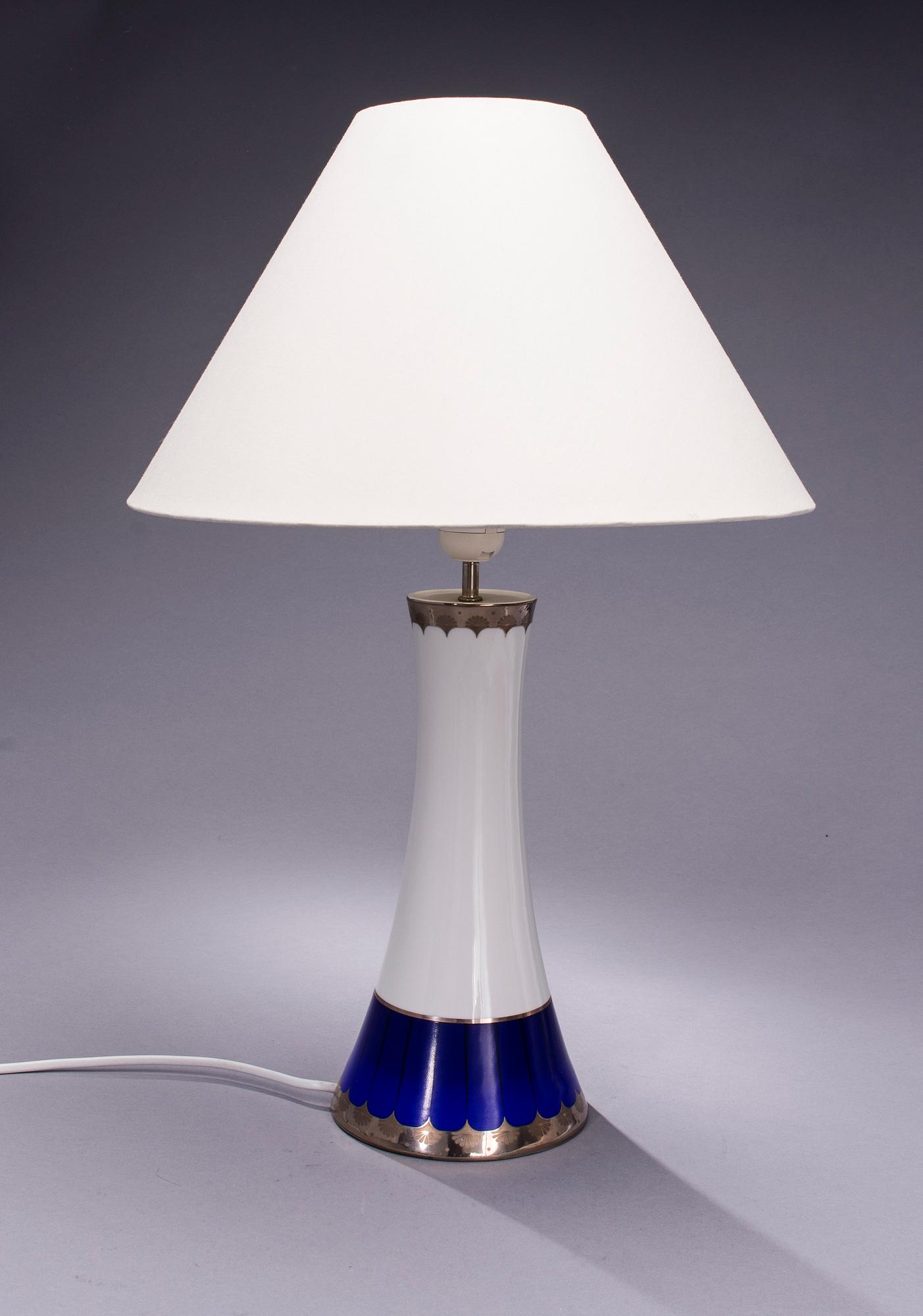 BORDSLAMPA, porslin, "Marianne" Sigvard Bernadotte, 1900-talets slut.