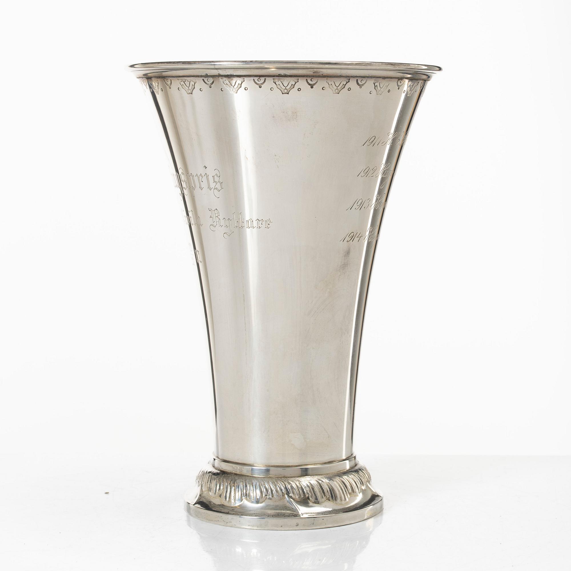 A silver beaker, CG Hallberg, Stockholm, 1911.