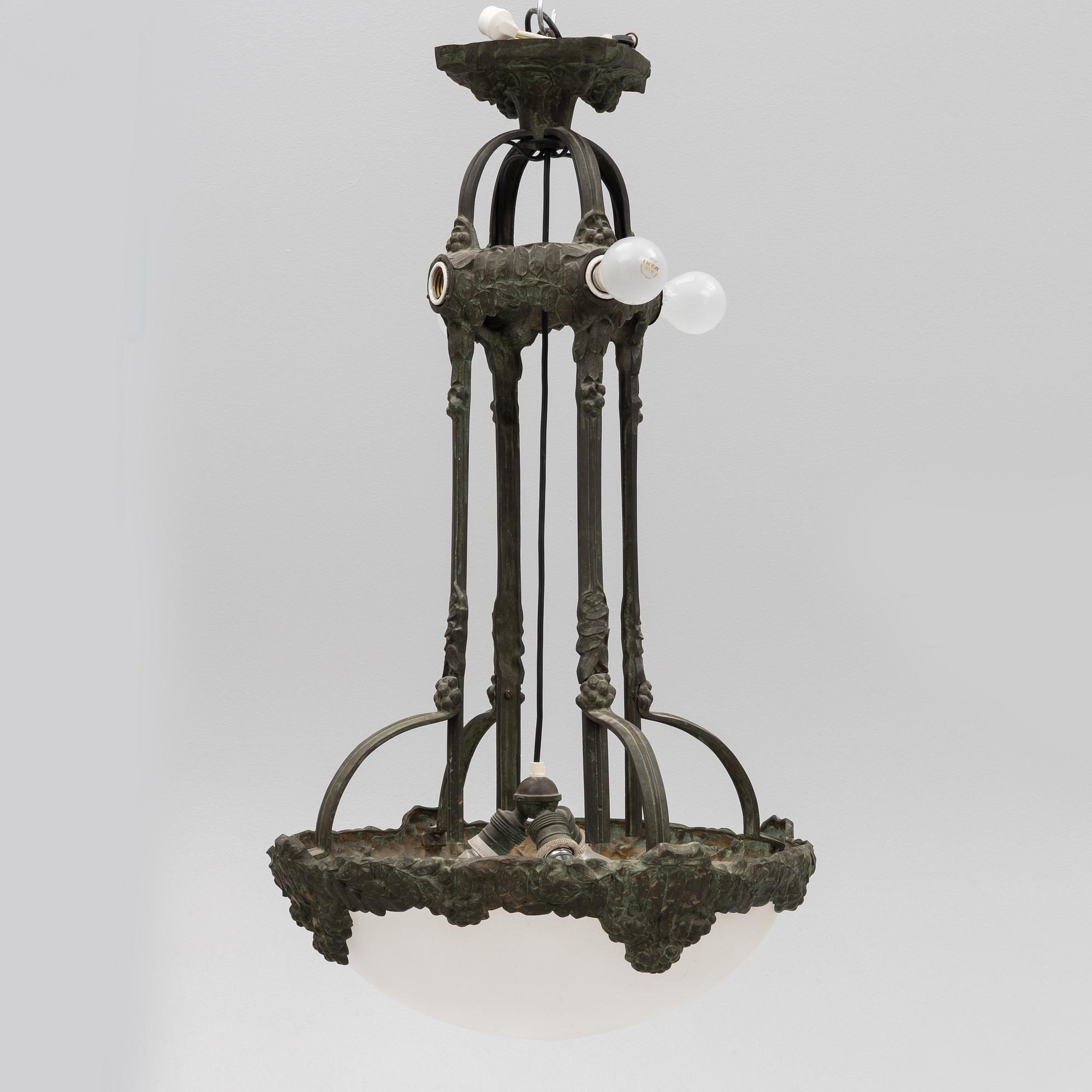 Taklampa, jugend, 1900-talets början, tillskriven Alice Nordin för Böhlmarks.