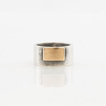 Claes Liljeroth, Ring av silver och 18K guld.