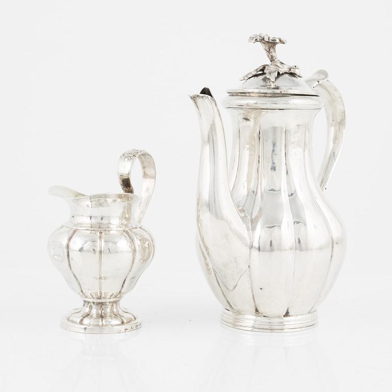 Kaffekanna, silver, Gustaf Theodor Folcker, Stockholm 1849, och gräddsnipa, Gustaf Möllenborg, Stockholm 1839. (2).