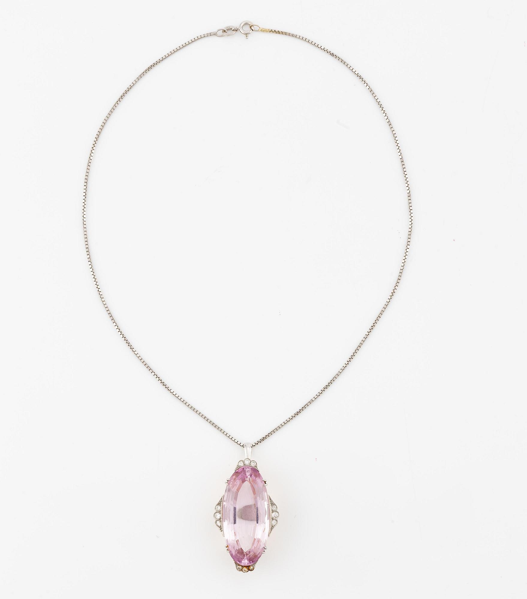 A pendant in 18K gold and platinum with a faceted kunzite.