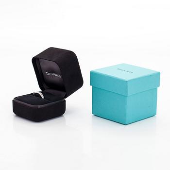 Tiffany & Co, ring, halvallians, "Tiffany Setting", platina och briljantslipade diamanter.