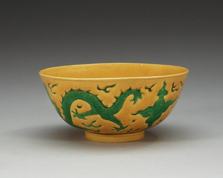 A yellow and green glazed dragon bowl, Qing dynasty.