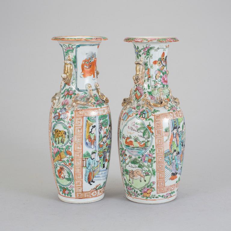 VASER, 2 st, porslin. Kina, omkring 1900.