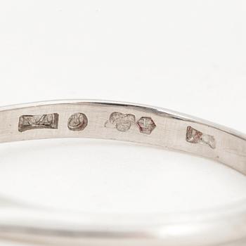 RING, platina, med gammalslipade diamanter och fasettslipad safir ca 0.55 ct.