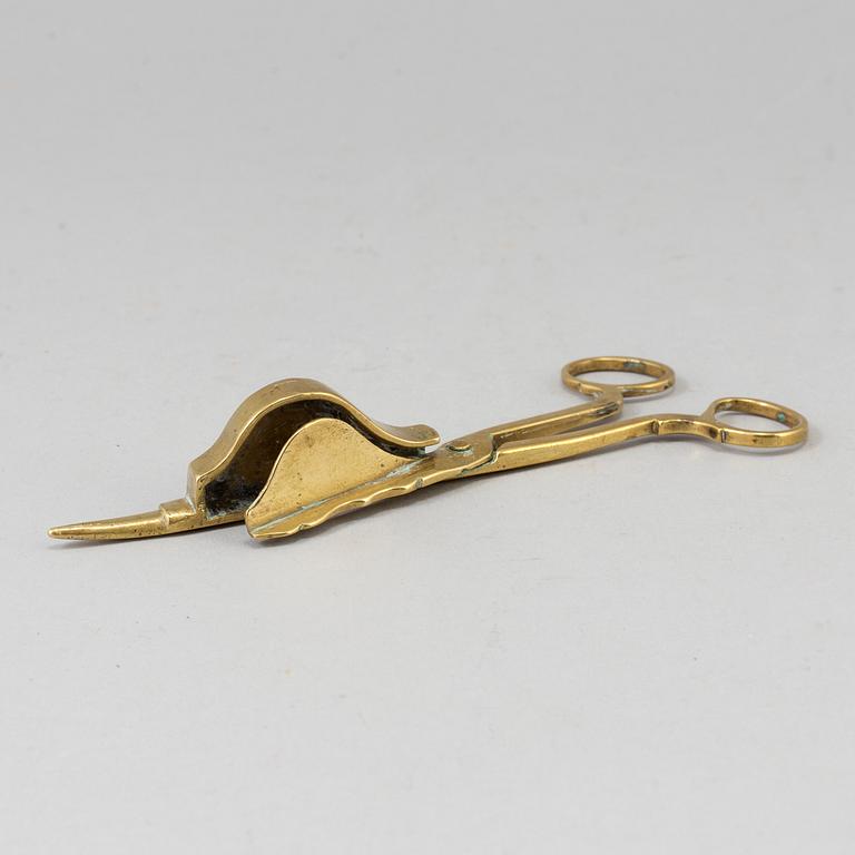 A BRASS CANDLE SNUFFER/SCISSORS, 17th/18th century.