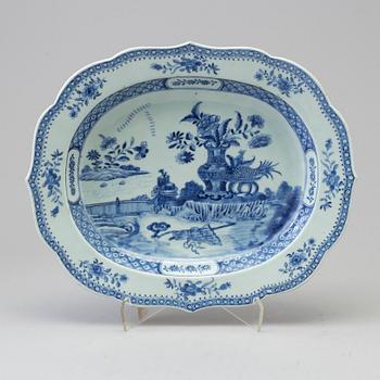 A blue and white export porcelain tureen platter, Qing dynasty, Qianlong (1736-95).