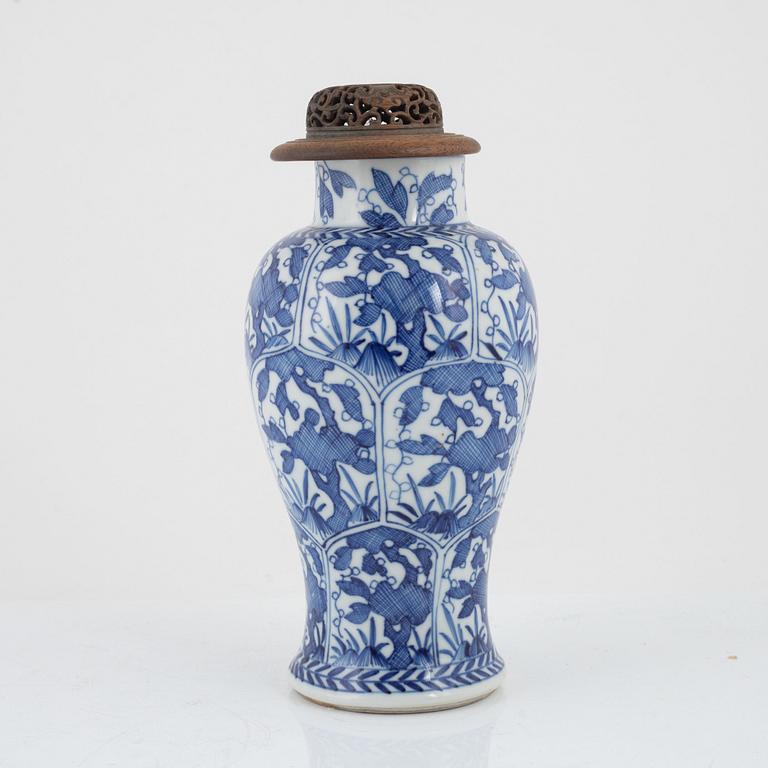 A blue and white vase, Qing dynasty, Kangxi (1662-1722).