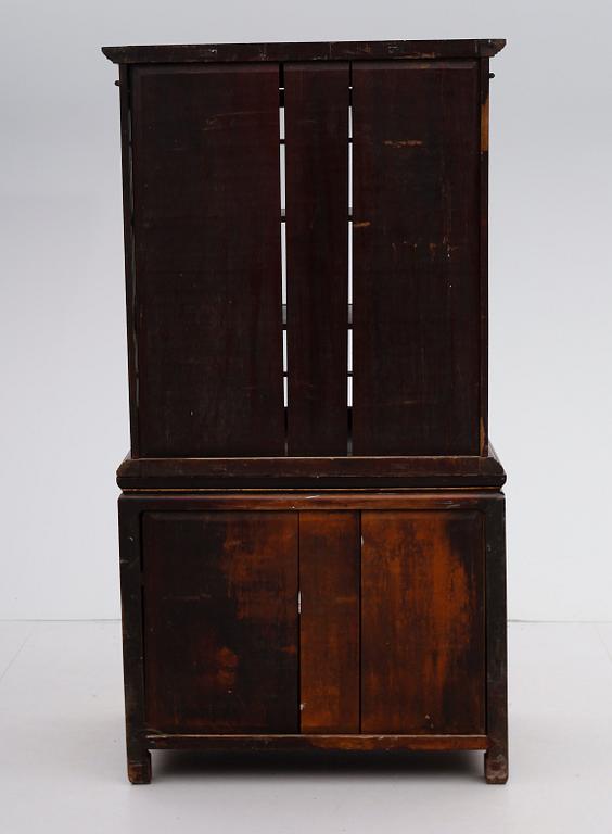 VITRINSKÅP, orientaliskt, omkring år 1900.