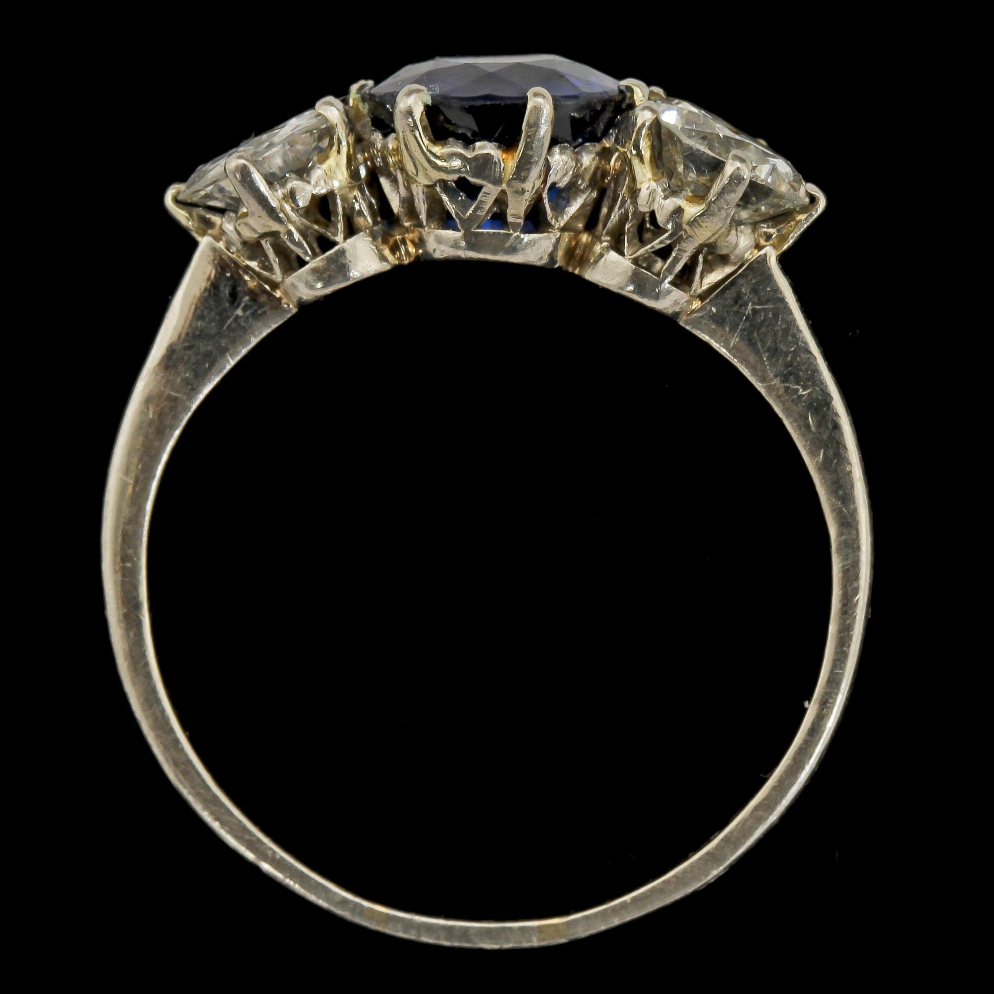 RING, 18k vitguld med fasettslipad safir och två fasettslipade diamanter. Vikt 3 g.