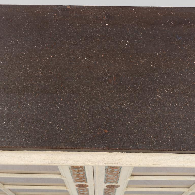 Vitrinskåp, gustaviansk stil, 1900-talets början.