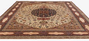 An antique Benlian Tabriz carpet, signed Jabarzade, ca 466 x 323 cm.